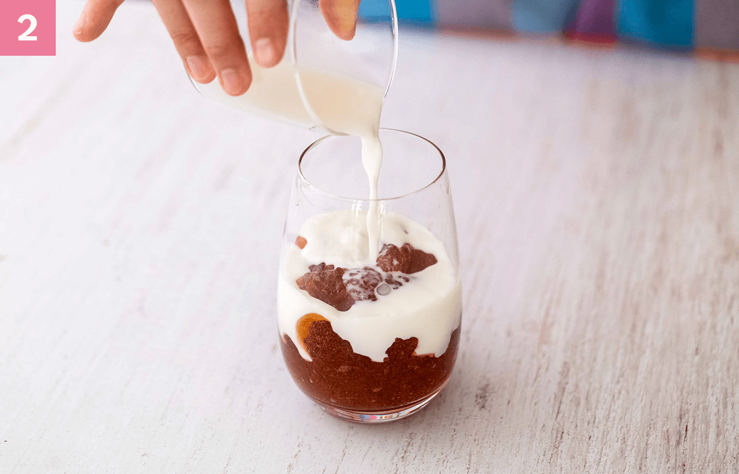 牛乳を注ぐ様子