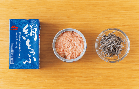 机に並べられた材料