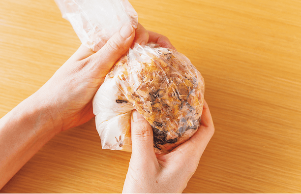 ポリ袋に入れた材料を揉んで混ぜる様子