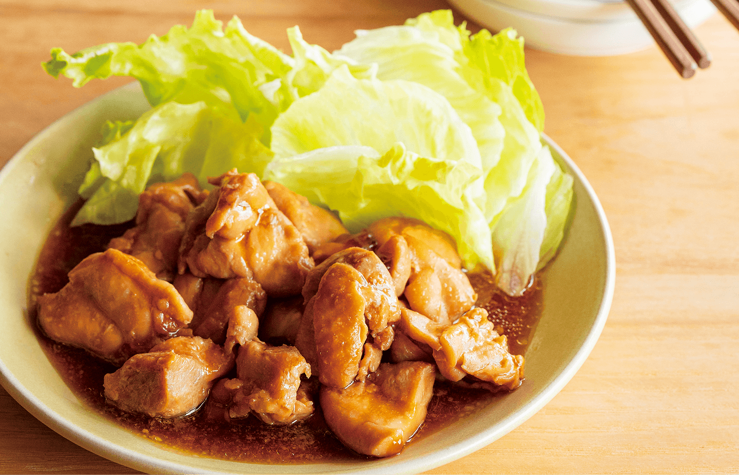 お皿に盛られた照り焼きチキン