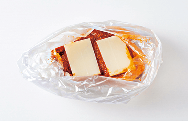 ポリ袋に入れられたもちとボロネーゼソース