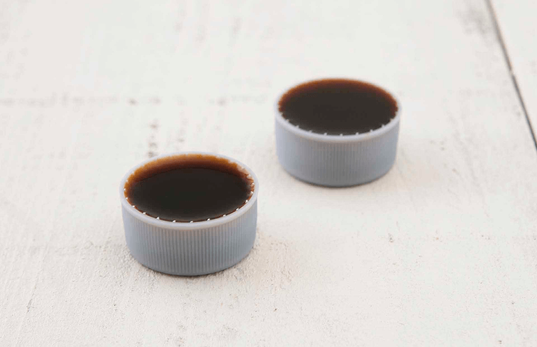 ペットボトルのキャップを計量スプーン代わりに使う様子