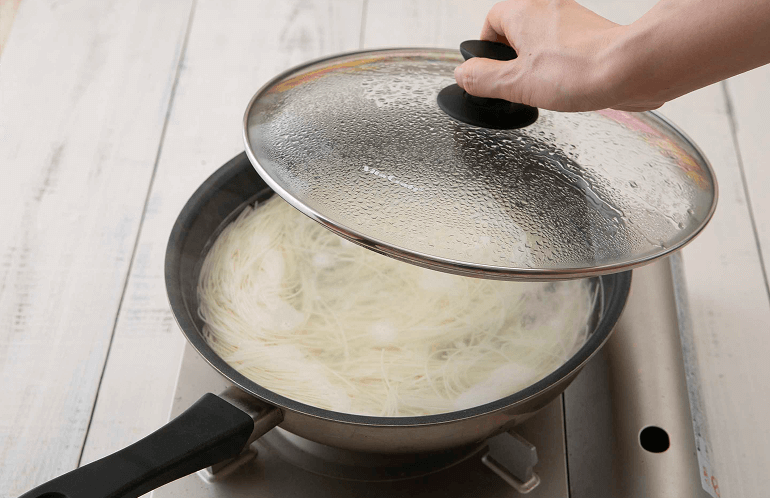 フライパンで茹でられるそうめんの様子