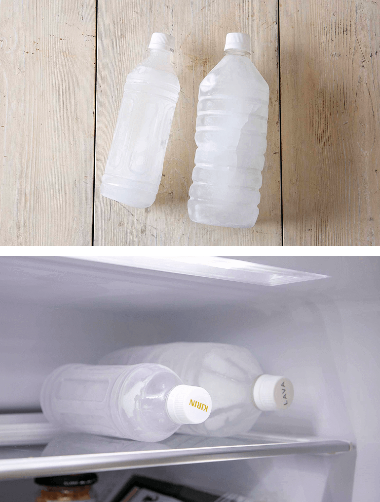 冷蔵庫の上段に置かれた凍ったペットボトル