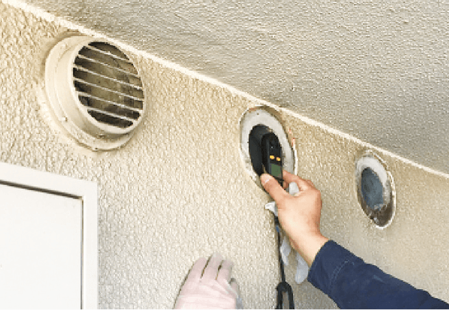 ダクトを清掃する作業者の手元