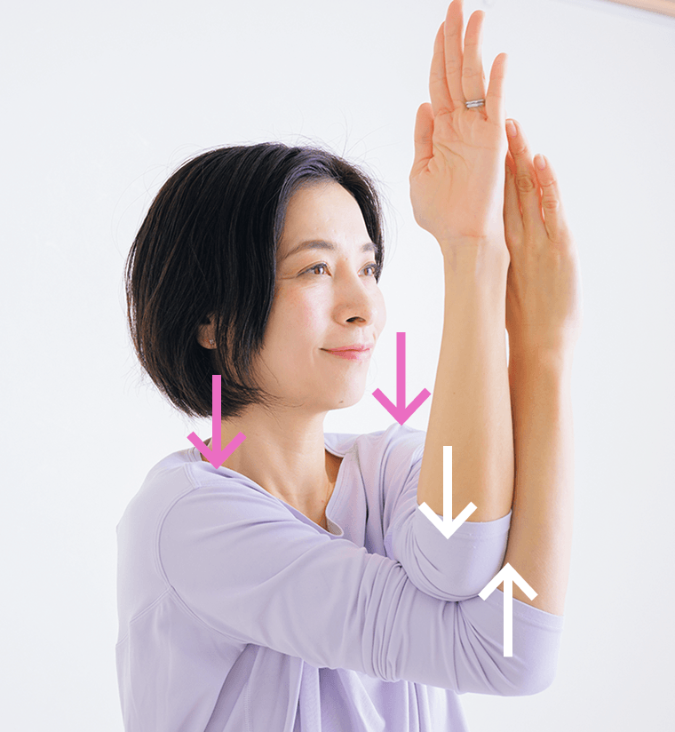 両腕をクロスさせたポーズをとる先生