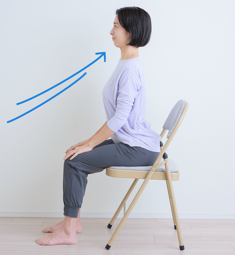 椅子に座って胸を持ち上げ反らす先生