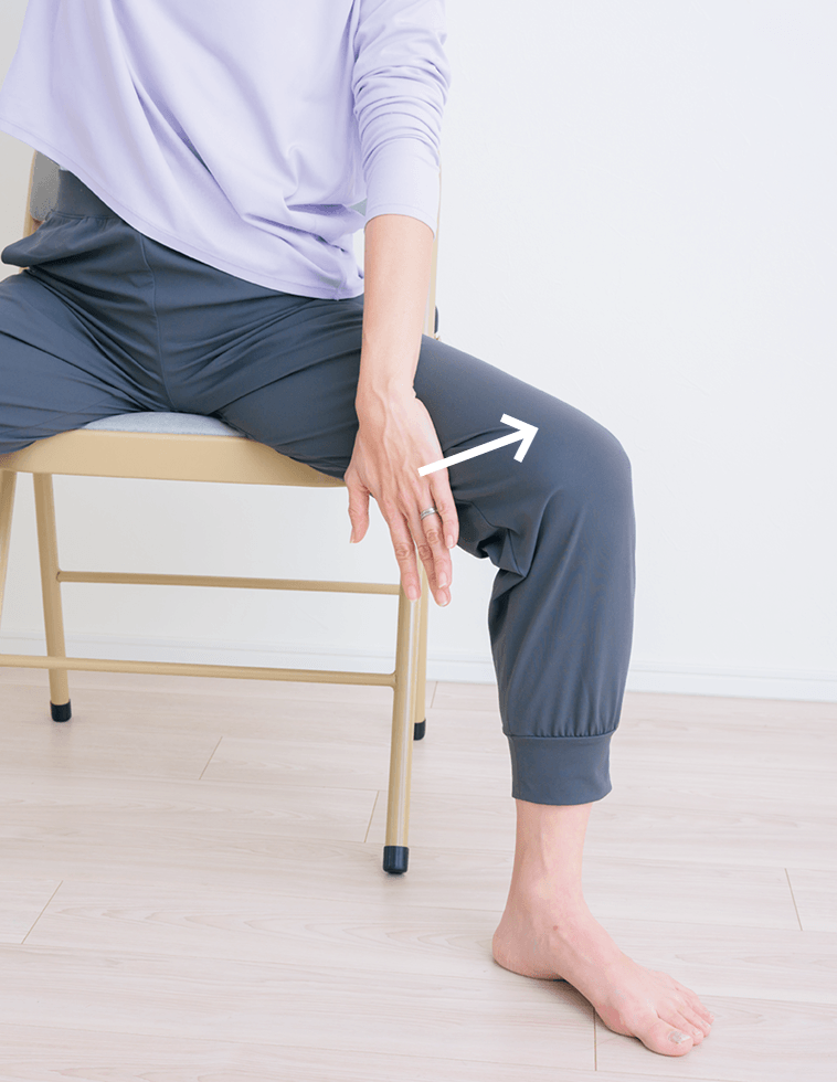 手で足をサポートする先生