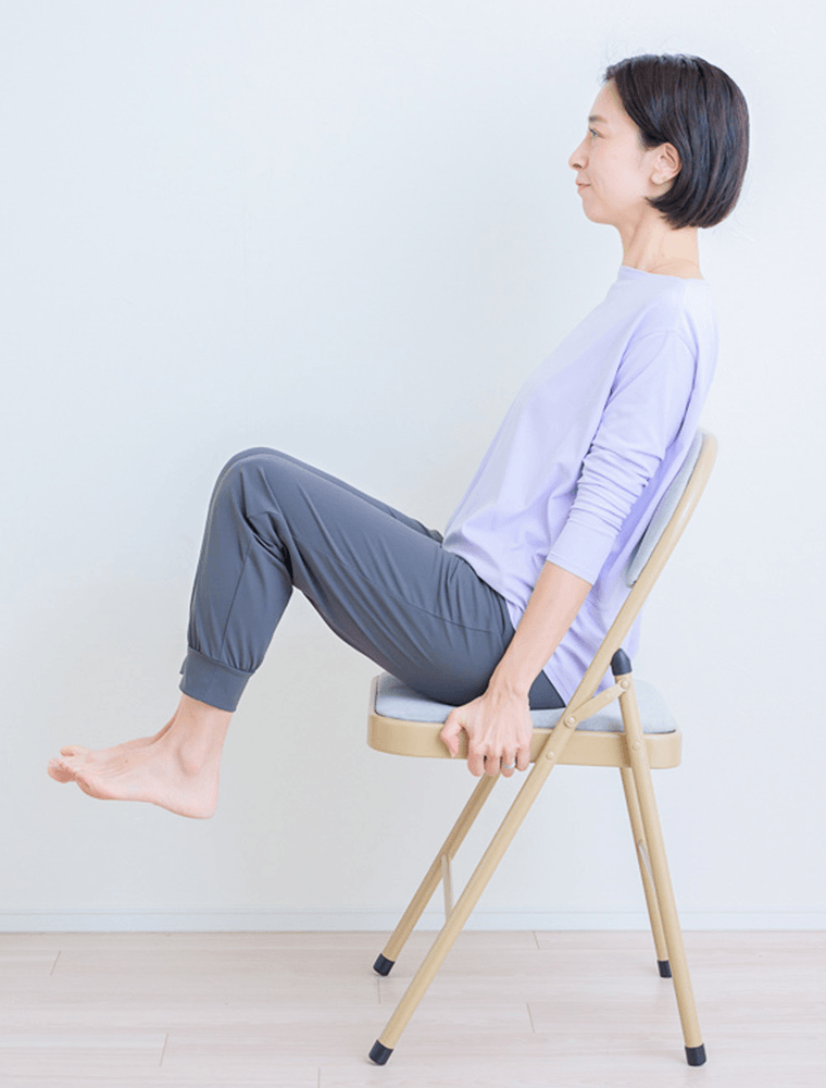 息を吸って両足を揃えたまま床から持ち上げる先生