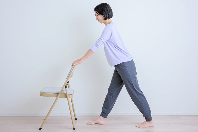 背中がまっすぐに伸びるところまで足を椅子から遠ざける先生