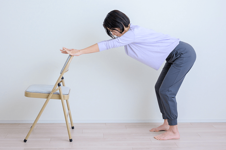 膝を曲げお尻を後ろに引き頭からお尻までを伸ばし呼吸する先生