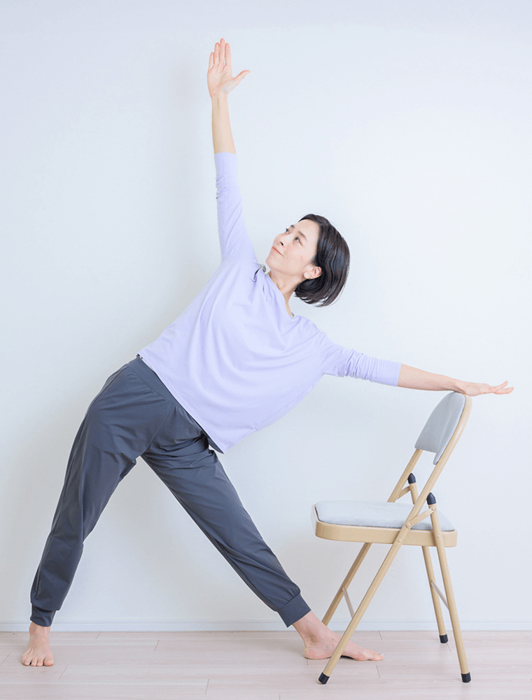 反対側の腕も椅子側に大きく伸ばし体側を伸ばす先生