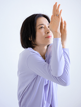 肩に力が入って肘が自分の顔に近すぎるNGな状態の様子