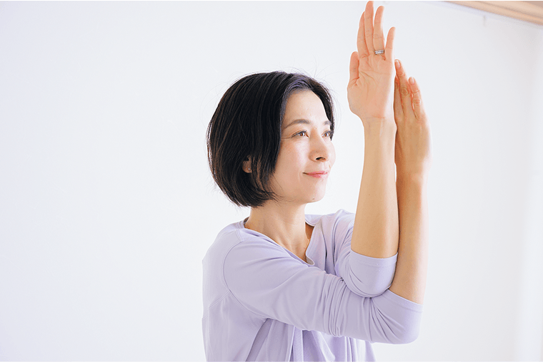 両肘を内側に押し合いながら肩甲骨を開き手の甲を合わせる先生