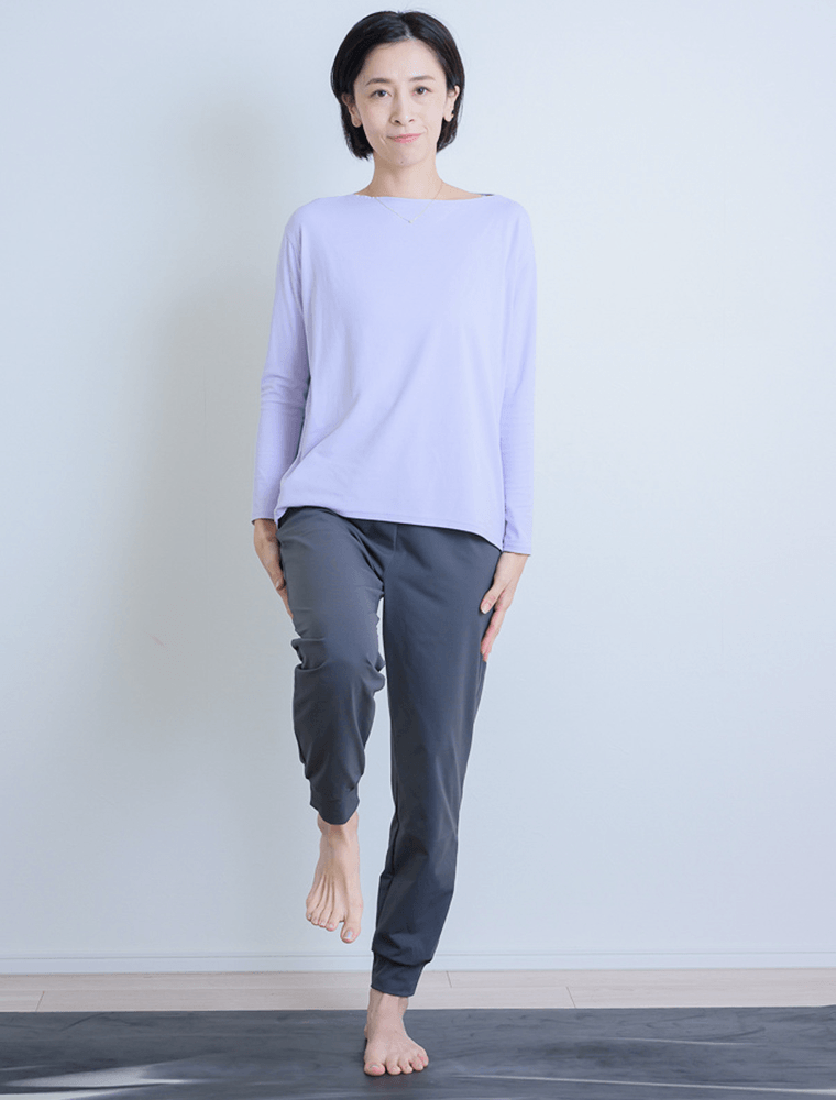 片足をゆっくり持ち上げる先生