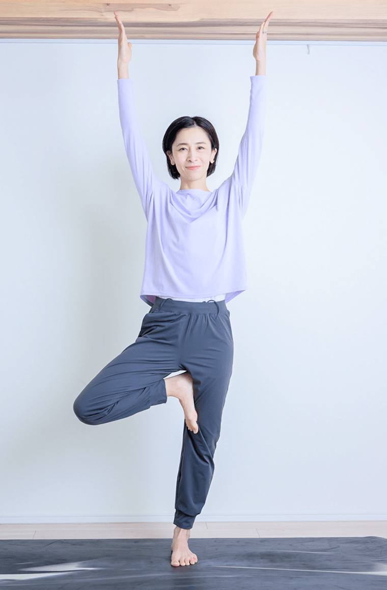 その状態で両手を上げる先生