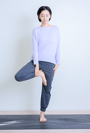 上げた足の足首を手で支える先生