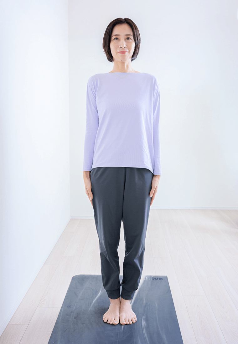 姿勢を整えて真っ直ぐ立つ先生