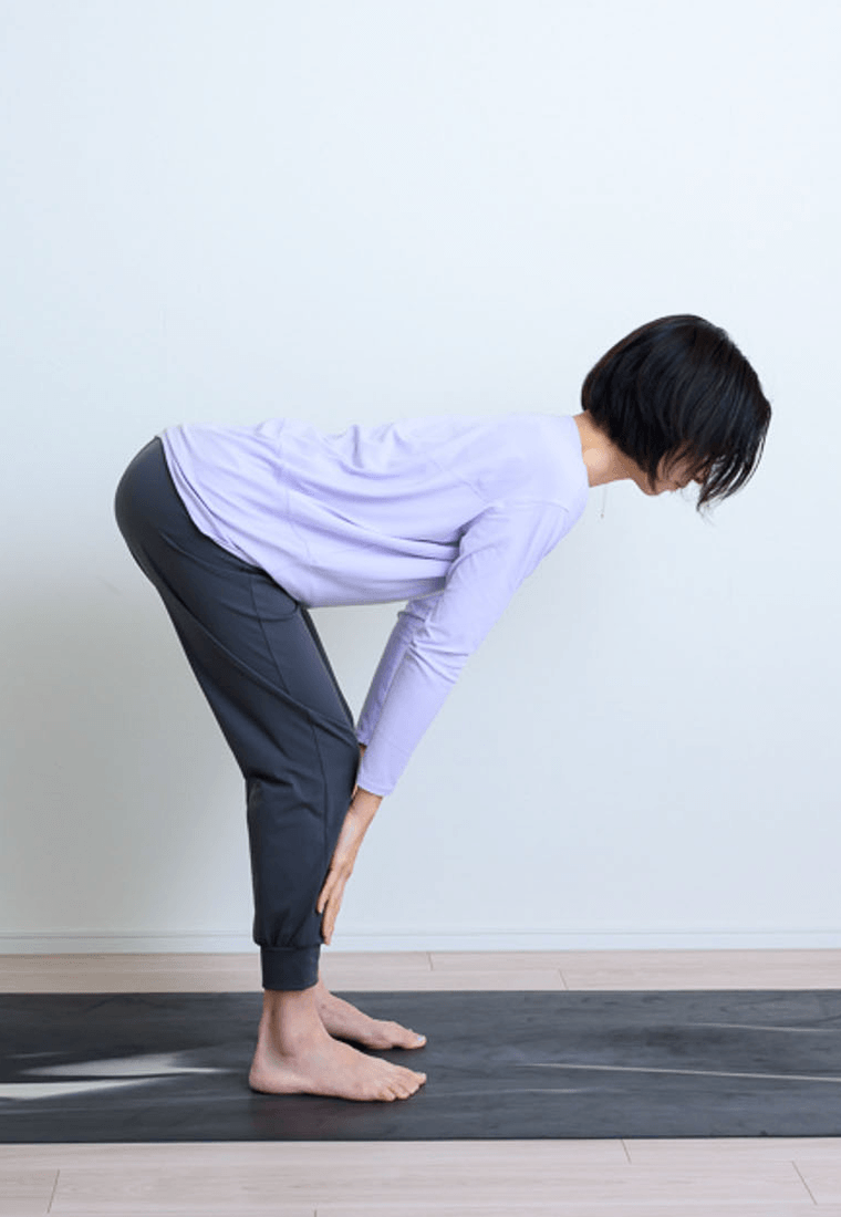 膝に手を当てて前傾姿勢になる先生