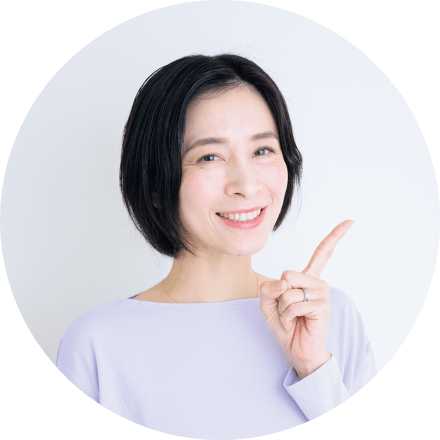 人差し指を立ててポーズをする先生