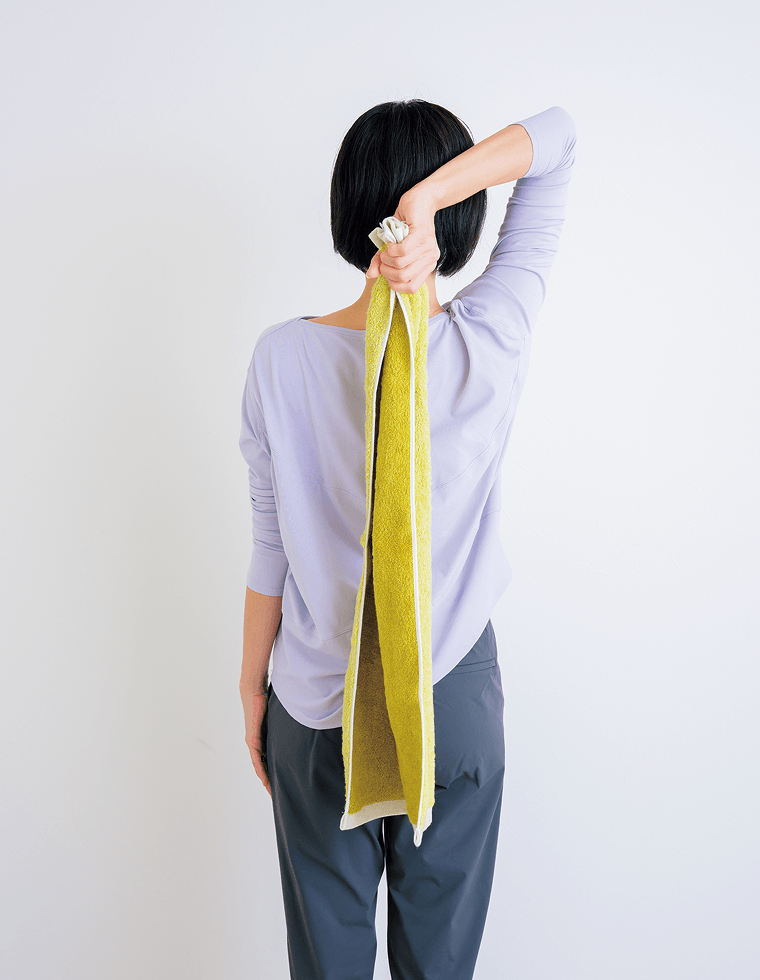 背中側でタオルを持つ先生