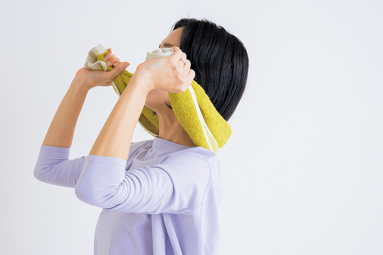 タオルで頭を支える先生