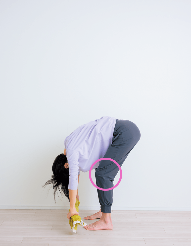 タオルを広げたまま上半身を倒す先生