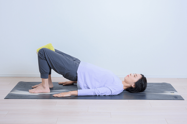 手の平で床を押して体全面を持ち上げる先生