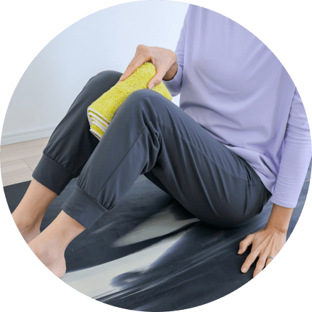 膝にタオルを挟む先生