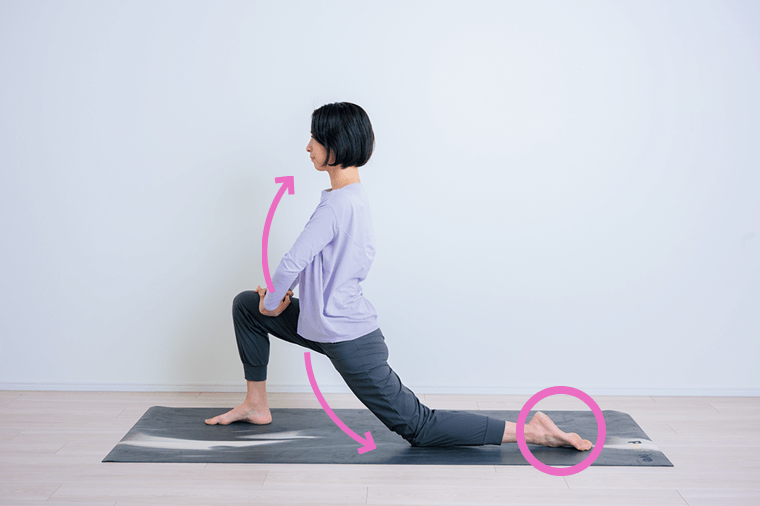 片膝を立てて足を伸ばす先生