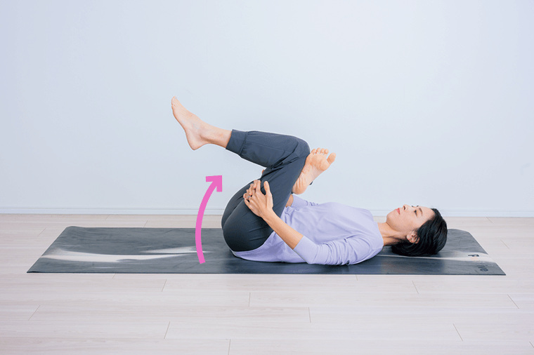 仰向けで片膝を曲げてもう一方の足をかける先生