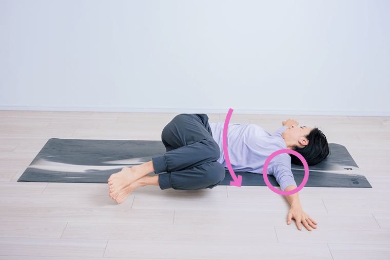 仰向けで膝を揃えて曲げ、左右に倒す先生