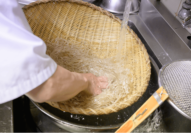 氷水でもみ洗いする様子