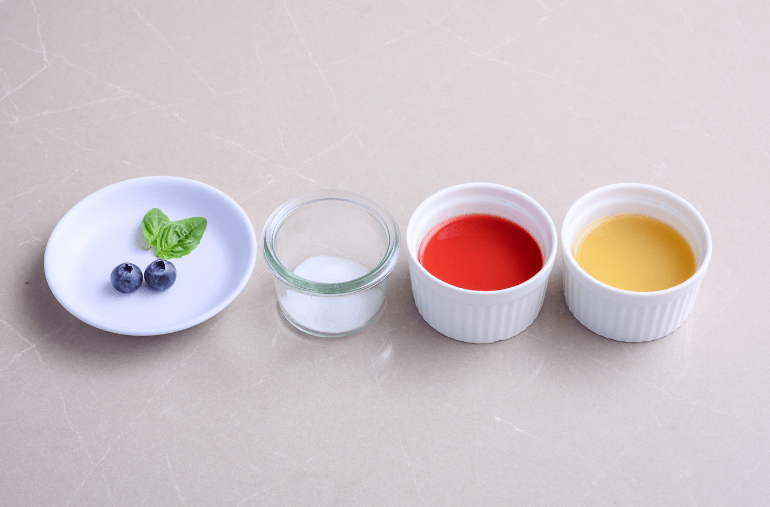 机に並んだパインとトマトのモクテルの材料