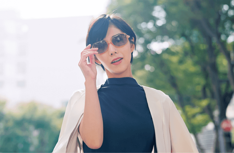 サングラスをかけた女性