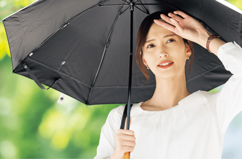 日傘を差す女性
