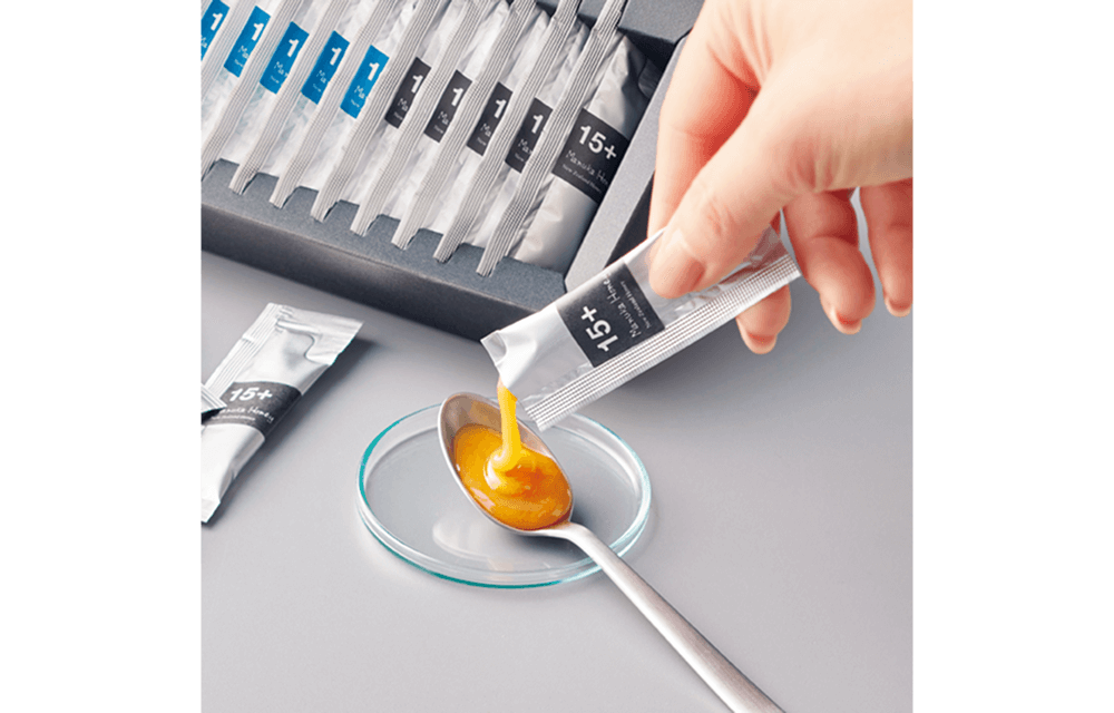 スプーンに出されたマヌカハニースティックタイプ