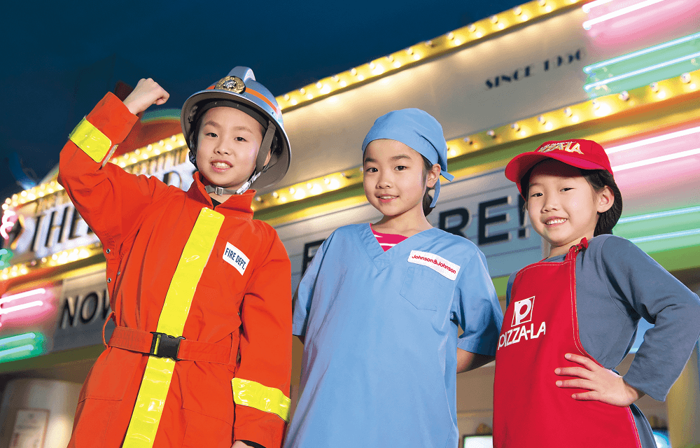 色々な職業の制服を着てポーズをとる子供たちの写真