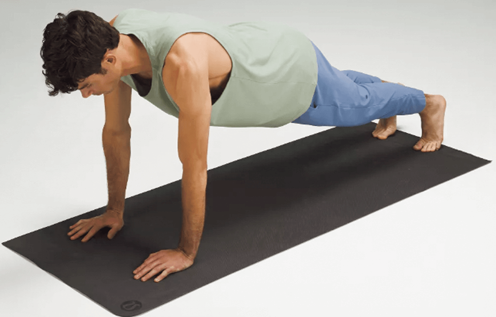 ルルレモン The Mat の上でストレッチをする男性