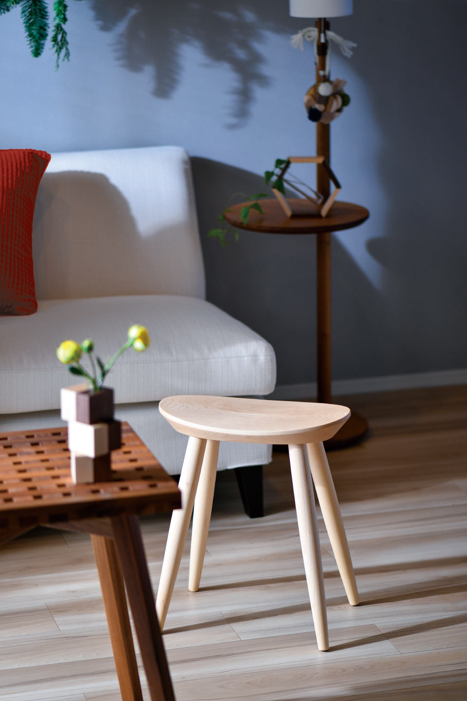 旭川家具のシンプルで温かみのあるデザインがリビングルームを居心地のよい空間に