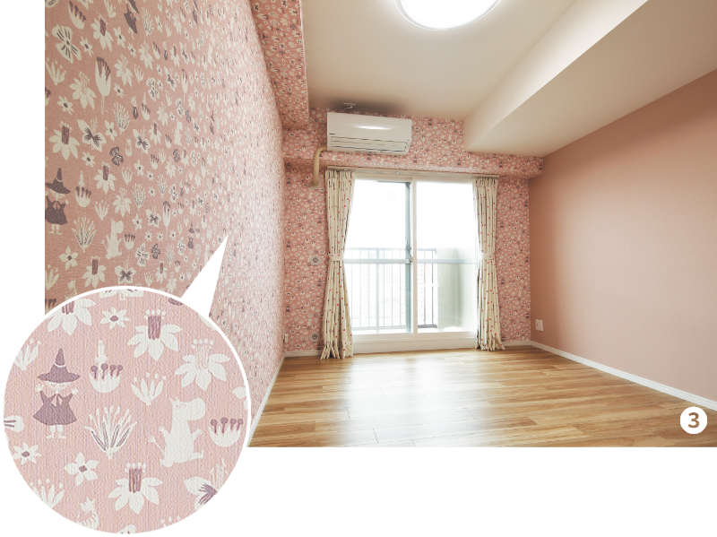 洋室（子ども部屋の写真）：ピンクの壁紙の部屋。アクセントとして1面は北欧キャラクター柄のクロス。