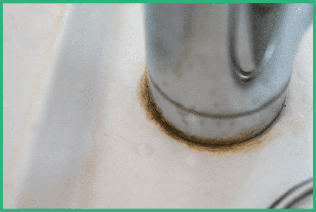 水栓の根元のこびりついた水アカ