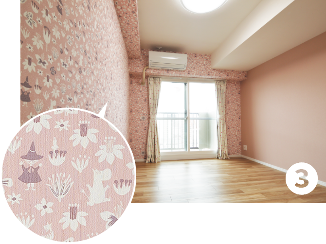 洋室（子ども部屋の写真）：ピンクの壁紙の部屋。アクセントとして1面は北欧キャラクター柄のクロス。